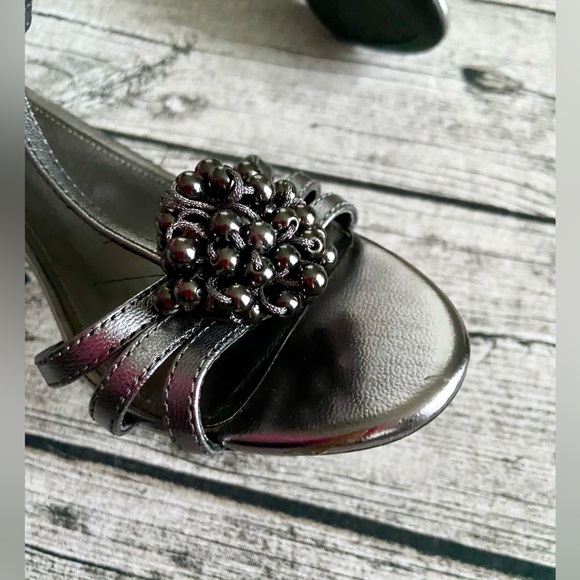 Like new! Calvin Klein Ankle T- Strap Beaded Heels. Size 8.5. Stunning 🤩 - Picture 2 of 11